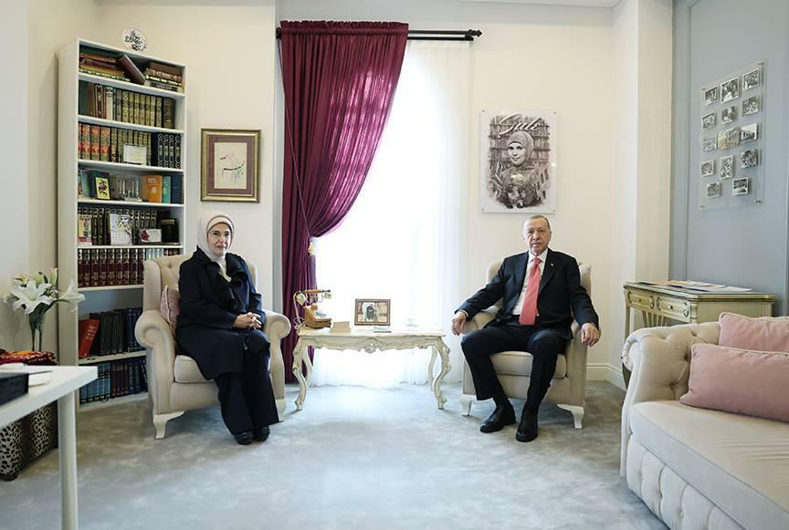 Prezident Erdoğan a Emine Erdoğan navštívili nadáciu Şule Yüksel Şenler Foundation