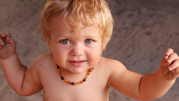 Výhody jantárových náhrdelníkov pre deti