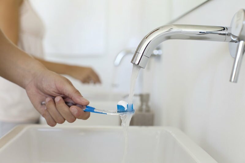 Vypnutie vody pri čistení zubov