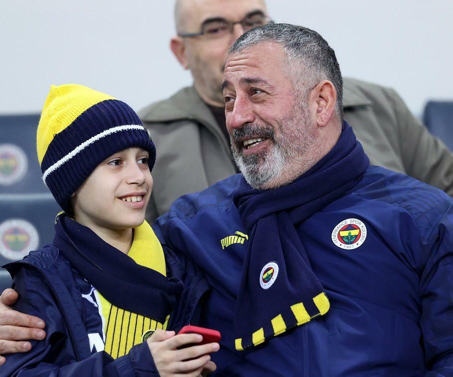 Cem Yılmaz sledoval so svojím synom zápas Fenerbahçe – Galatasaray
