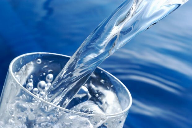 Pomáha pitná voda priberať na váhe? Koľko litrov vody by sa malo vypiť denne, aby ste schudli? Ak pijete vodu v noci ...