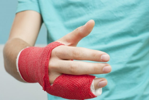 Čo spôsobuje zlomenie prstov? Aké sú príznaky zlomenia prstov?