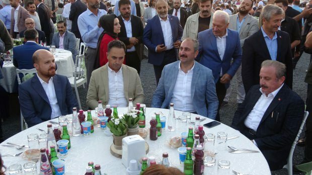 Bilal Erdoğan, minister spravodlivosti Abdülhamit Gül a predseda parlamentu Mustafa Şentop