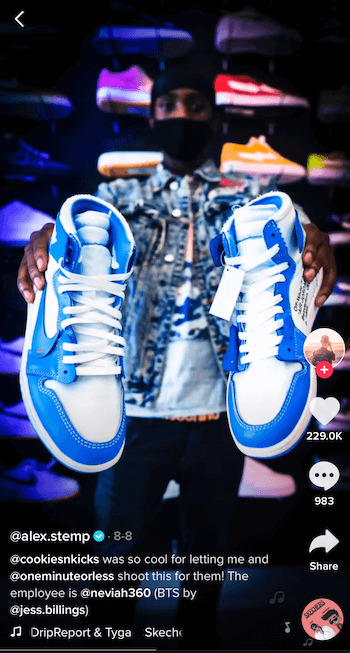 príspevok na tiktop @ alex.stemp ukazujúci svoj produkt tenisovej topánky v modrej a bielej farbe
