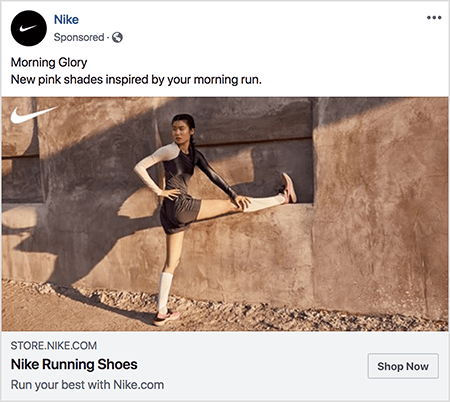 Toto je reklama na Facebooku na bežecké topánky Nike. Text reklamy hovorí „Morning Glory“ a v ďalšom riadku „Nové ružové odtiene inšpirované vašim ranným behom.“ Na reklamnej fotografii ázijská žena sa tiahne s jednou nohou vystretou rovno a chodidlom na rímsu a druhou nohou na chodbe zem. Jej horná polovica sa krúti do strany. Oblečené má ružové bežecké topánky Nike, biele podkolienky, tmavošedé bežecké šortky a tielko. Vlasy má stiahnuté. Je na poľnej ceste pred štukovou alebo hlinenou budovou. Talia Wolf hovorí, že Nike je skvelým príkladom značky, ktorá v reklame využíva emócie.