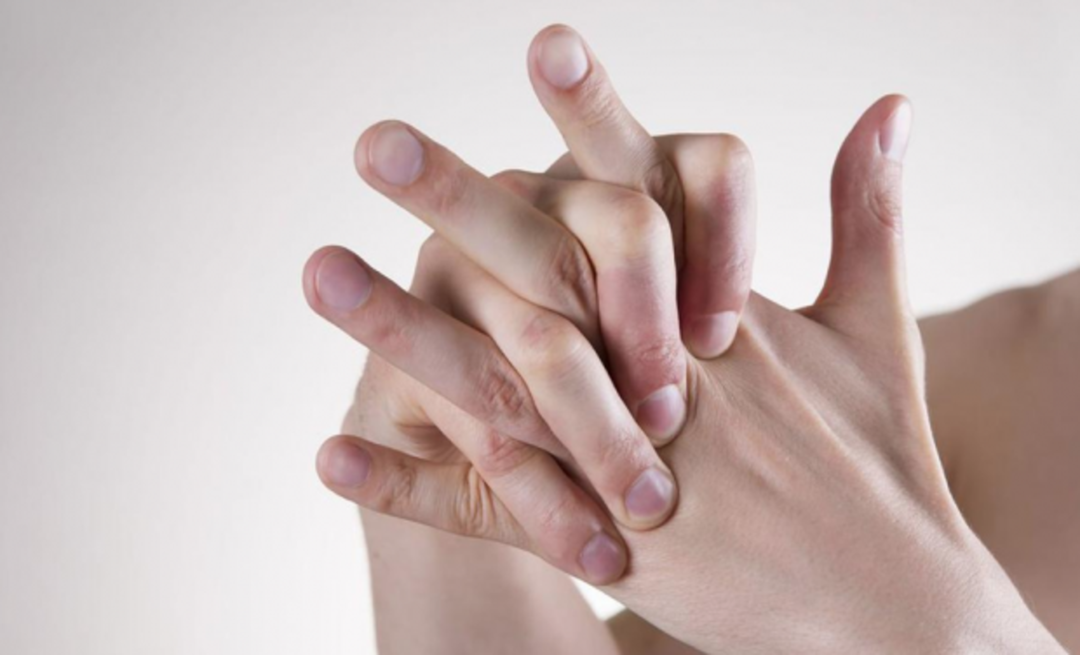 Aké sú škody praskajúcich prstov, ako to nechať?