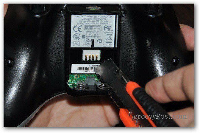 Výmena analógových paličiek ovládača Xbox 360 odskrutkujte poslednú skrutku noža