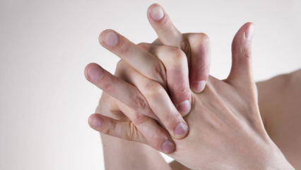 Aké sú škody praskajúcich prstov, ako to nechať?