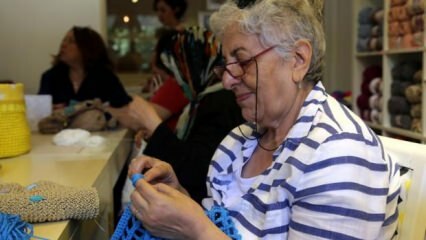 Ženy na dôchodku pletené módne držať krok