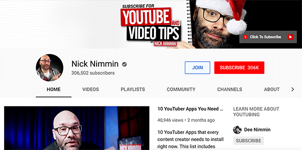Toto je snímka obrazovky s kanálom YouTube Nicka Nimmina. V hornej časti je na titulnej fotografii Nick v mikulášskej čiapke. Vykukuje spoza obrázka špirálovo viazaného notebooku. Text na stránke poznámkového bloku hovorí „Prihláste sa na odber tipov na YouTube a video“. Jeho kanál je 306 502 predplatiteľov.