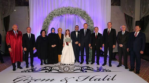 Prezident Erdogan bol v ten istý deň svedkami dvoch svadieb