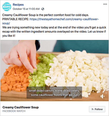 Toto je snímka obrazovky s videom s titulkami. Video je z relácie sledovania Facebooku Rachel Farnsworthovej s názvom Recepty. Text v príspevku k videu hovorí: „Krémová karfiolová polievka je dokonalým pohodlným jedlom pre chladné dni. TLAČITEĽNÝ RECEPT: https://thestayathomechef.com/creamy-cauliflower-soup/. Dnes skúšame niečo nové a na konci videa získate rýchlu rekapituláciu s množstvami napísaných ingrediencií prekrývajúcimi sa vo videu. Ak sa vám páči, dajte nám vedieť! Na videu je stále vidieť, ako belasá ruka vyberá z nakrájaného kusu zeleru nakrájaného na kocky. Na rezni sú rady nakrájanej zeleniny. Zľava doprava je to zelenina mrkva, zeler a karfiol. Popis videa má sivé pozadie a biely text. Píše sa tam „malá mrkva na kocky, iná na kocky nakrájaná zeler, iná rozkvitnutá karfiol“. Vľavo dole je názov videa Krémová karfiolová polievka tučným čiernym textom. Pod nadpisom je „Facebook Watch“ sivým textom. Vpravo dole je svetlošedé tlačidlo s ikonou RSS a textom Sledovať.