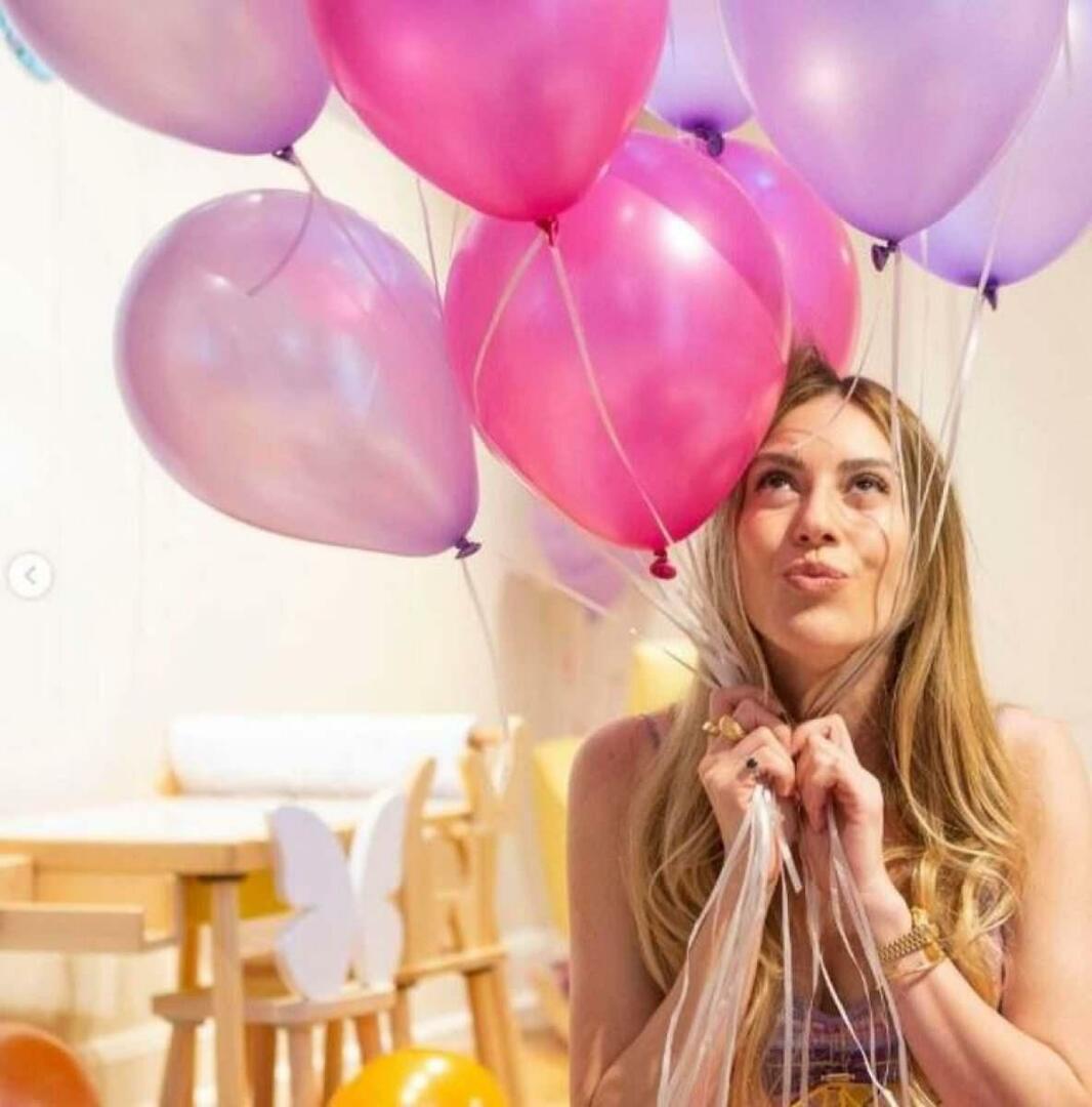 Sinem Kobal pózoval v balónoch