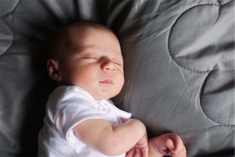 Je škodlivé potriasť bábätkami, ktoré vstávajú? Metóda trasenia spánku v stoji