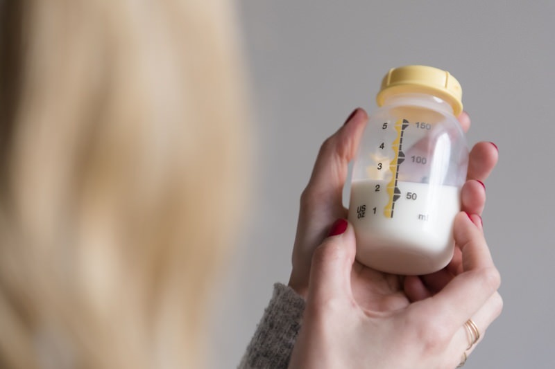 Ako vyjadriť a uložiť bezbolestné materské mlieko? Metóda dojenia ručným a elektrickým čerpadlom