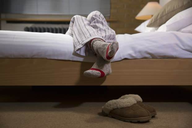 syndróm nepokojných nôh spôsobuje poruchy spánku so silnou bolesťou