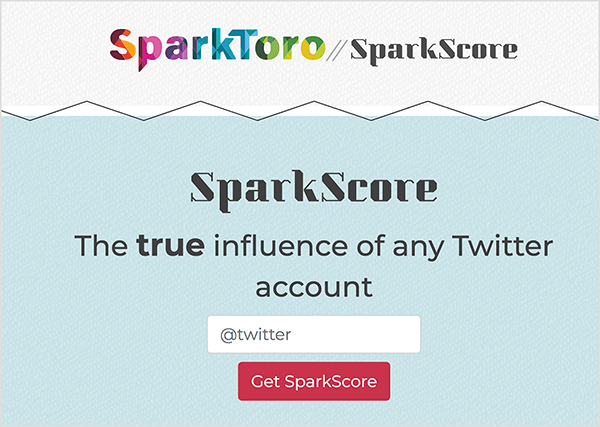 Toto je screenshot webovej stránky SparkScore. V hornej časti je logo SparkToro, čo je názov v extra odvážnom písme s geometrickými plochami dúhových farieb. Po dvoch lomkách je názov nástroja SparkScore. Slogan je „Skutočný vplyv každého účtu Twitter“. Pod sloganom sa nachádza biele textové pole, ktoré používateľa vyzýva, aby zadal svoj twitterový popisovač, a červené tlačidlo označené ako Získať SparkScore.