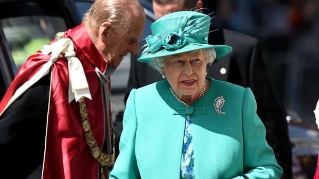 Anglická kráľovná 2. Elizabeth hľadá upratovacieho personálu v jeho paláci! Šťastie nájsť mŕtve muchy ...