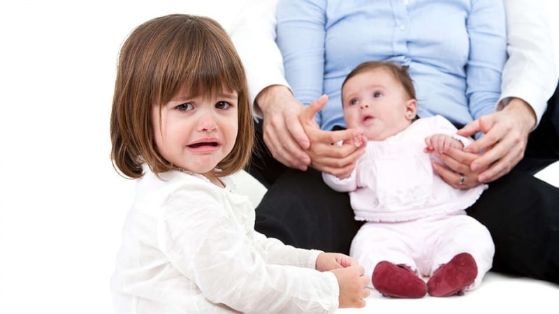 Ako by sa malo zaobchádzať s dieťaťom žiarlivým na jeho brata? Novorodenecká súrodenecká žiarlivosť