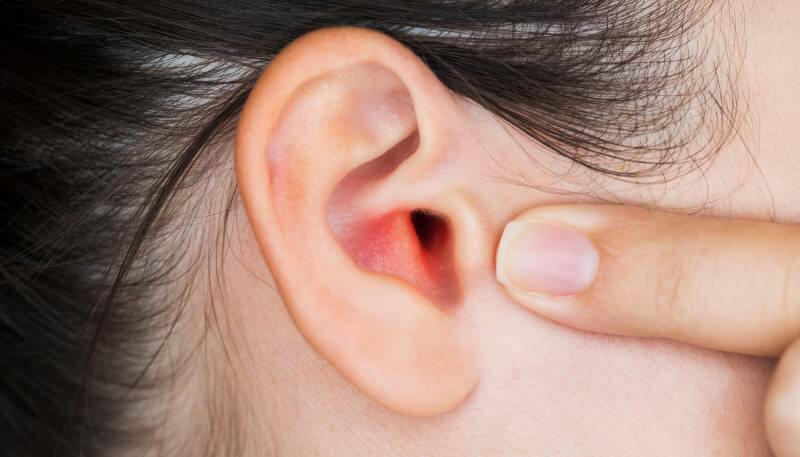 zápal stredného ucha spôsobuje začervenanie a svrbenie
