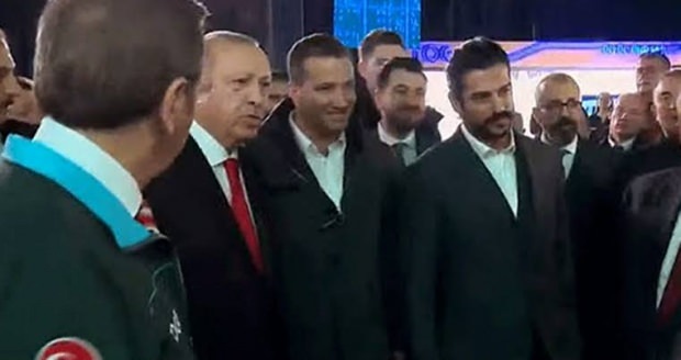 Predseda Recep Tayyip Erdogan a Burak Ozchivit 