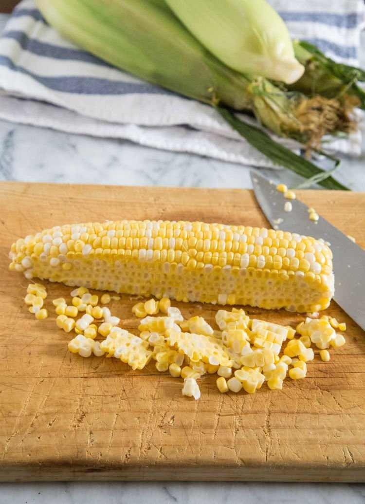 Triedenie kukurice na doske na krájanie