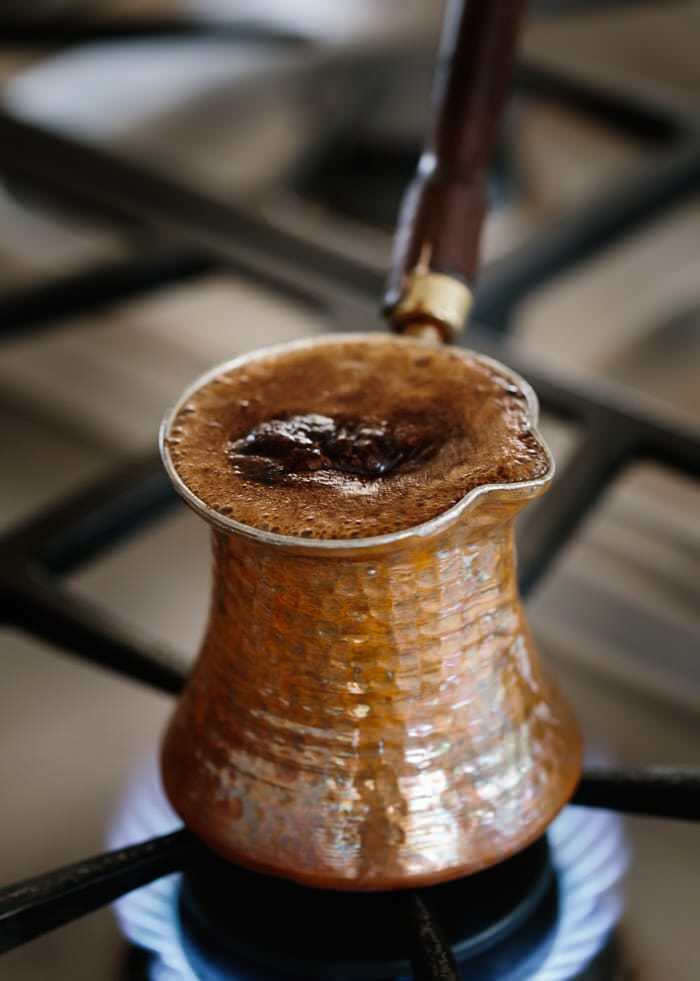 Ako odstrániť horkosť kávy? Metódy na zmiernenie bolesti tureckej kávy