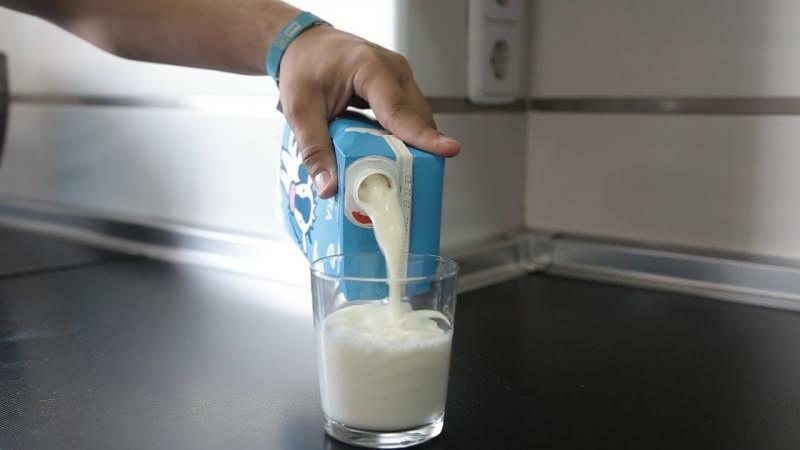 Ako zabrániť rozstrekovaniu pri nalievaní mlieka