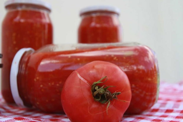 konzervované paradajky