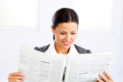 obchodná žena číta noviny