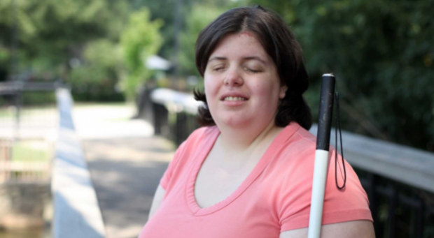 Zrakovo postihnutá žena