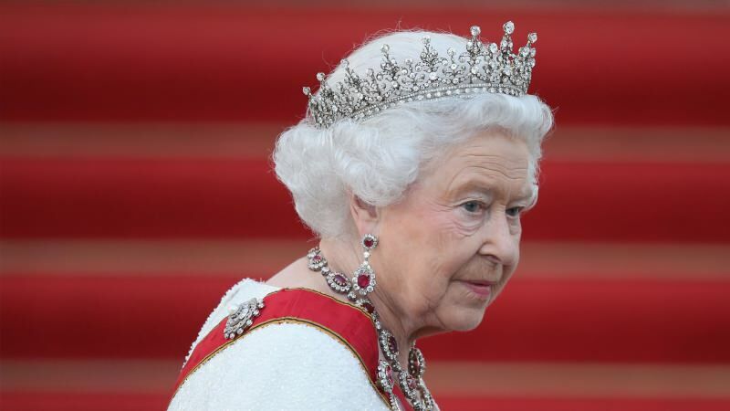 kráľovná Alžbeta opustila palác
