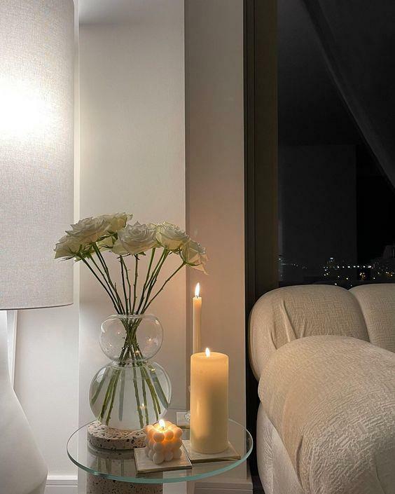 Použitie sviečok a kvetov v bytovej dekorácii