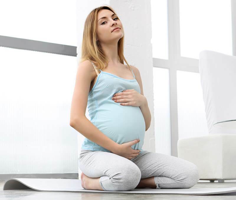 Prechádza pupočná šnúra počas tehotenstva? Hnedá línia brucha
