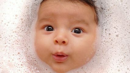 Dieťa prehĺta vodu pri kúpaní! Ako dať liečebný kúpeľ novorodencovi?
