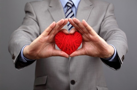 podnikatelia drží červené srdce