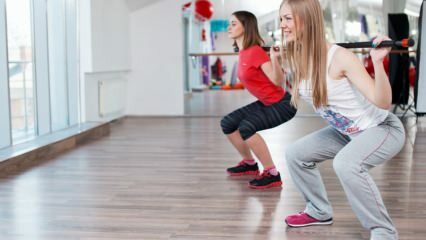 Čo je to Squat? Ako robiť squat pohyb doma?