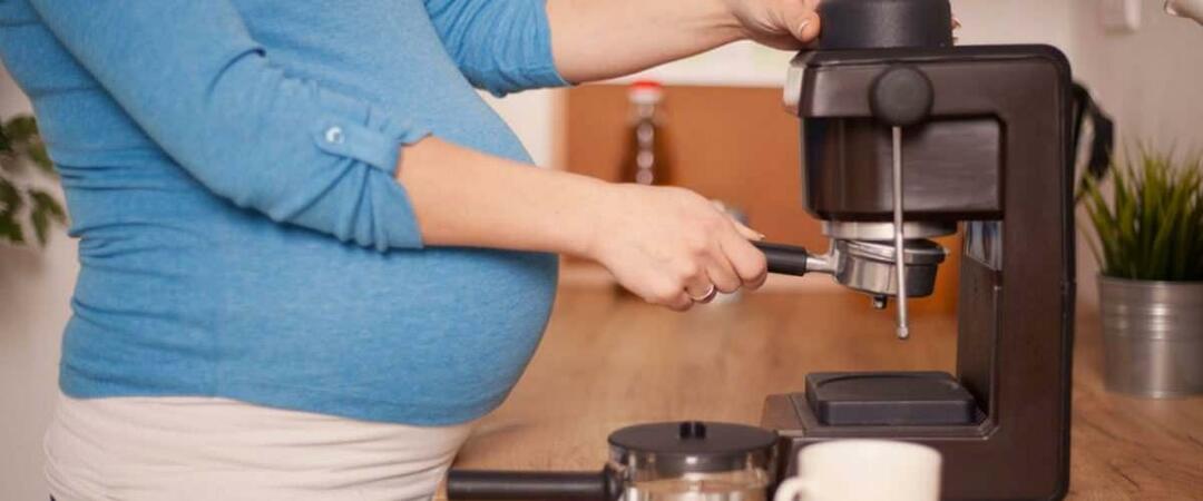 Pol šálky kávy denne počas tehotenstva skracuje výšku dieťaťa o 2 cm