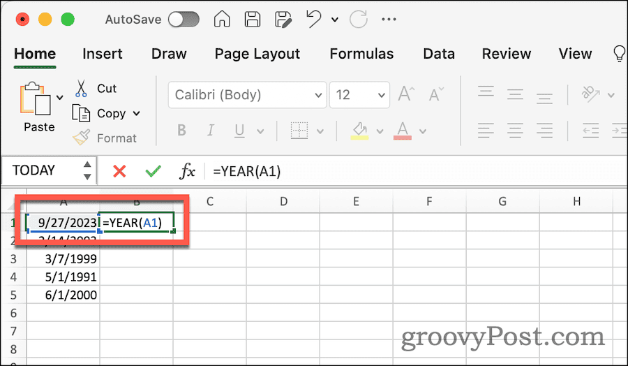 Použitie funkcie YEAR na extrahovanie roku z dátumu v Exceli