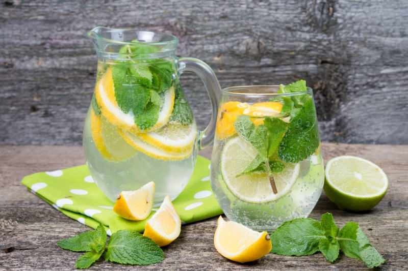 minerálna voda s citrónom uvoľňuje žalúdok