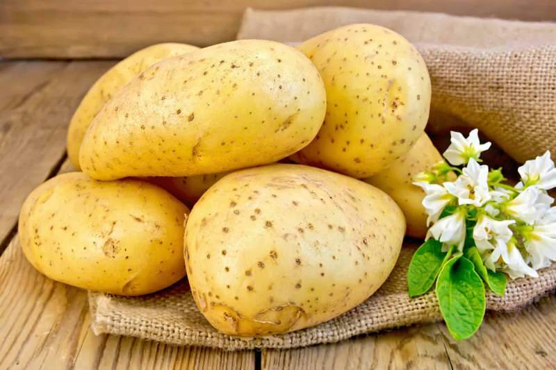 Aký je rozdiel medzi vyprážaním a varením zemiakov?