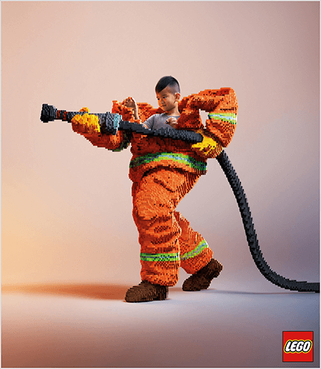 Toto je fotografia z reklamy LEGO, ktorá zobrazuje mladého ázijského chlapca vo vnútri hasičskej uniformy vyrobenej z LEGO. Uniforma je oranžová s neónovo zeleným pruhom okolo manžiet kabáta a nohavíc. Hasič stojí jednou nohou vzadu a drží hasičskú striekačku, tiež vyrobenú z lega. Chlapcova hlava sa objaví z vrchnej časti uniformy, ktorá je oveľa väčšia ako on, a zastaví sa okolo pliec. Fotografia bola urobená na obyčajnom neutrálnom pozadí. Logo LEGO sa zobrazuje v červenom poli vpravo dole. Talia Wolf hovorí, že LEGO je skvelým príkladom značky, ktorá v reklame využíva emócie.