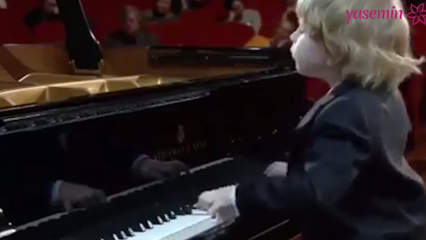 V okamihu, keď malý pianista vyjde pri hraní!