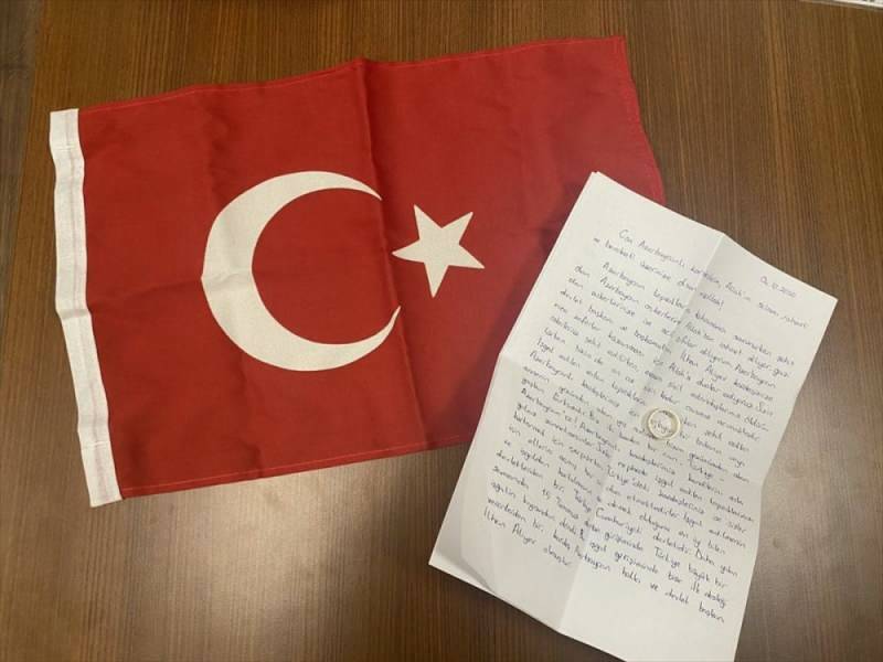 Pár učiteľov poslal zásnubný prsteň na podporu Azerbajdžanu