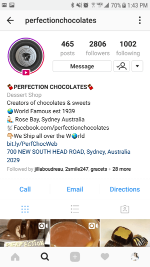 Okolo profilovej fotografie účtu Instagram, ktorý nahral živé video na opätovné prehranie, sa zobrazí farebný kruh a ikona Prehrať.