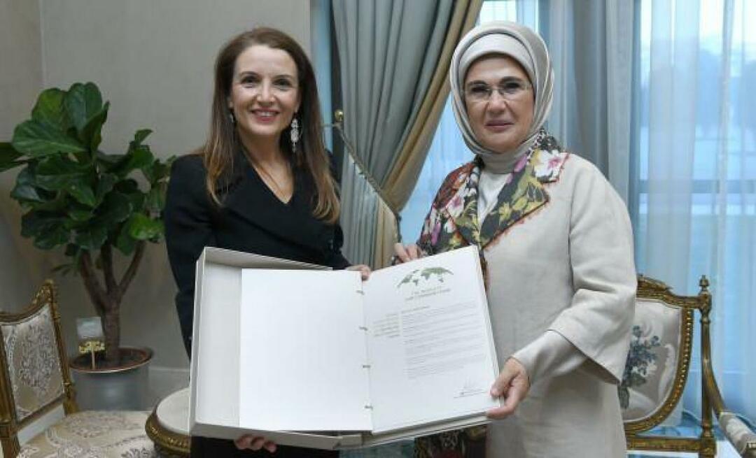 Emine Erdogan ďakuje predstaviteľke UNICEF Türkiye Regine de Dominicis