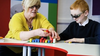 Čo je zrakovo postihnutý, osobné vlastnosti! Materiály pre zrakovo postihnutých: Braillova abeceda