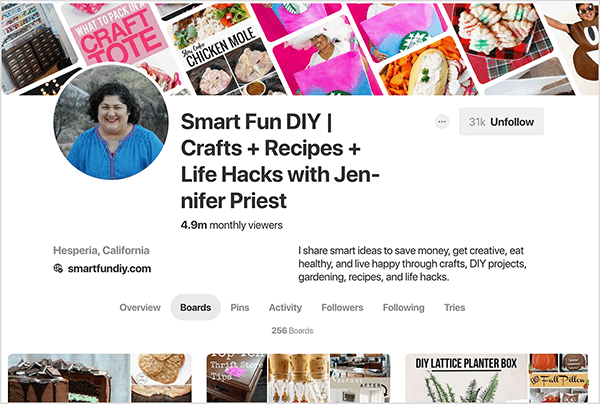 Toto je snímka obrazovky profilu Jennifer Priest’s Pinterest s vybranou kartou Boards. Obrázok bannera cez hornú časť je zložený z pinových obrázkov šikmých na diagonále. Nadpis pre jej profil je „Smart Fun DIY | Remeslá + recepty + hacky do života s Jennifer Priest “. Popis hovorí: „Zdieľam inteligentné nápady, aby som ušetril peniaze, bol kreatívny, zdravo sa stravoval a žil šťastný prostredníctvom remesiel, DIY projekty, záhradníctvo, recepty a hacky. “ Štatistiky hovoria, že jej profil má 4,9 milióna divákov mesačne a 256 dosky. Sivé tlačidlo v pravom hornom rohu označuje, že má 31 000 sledovateľov a je čiernymi písmenami označený ako Nesledovať. Ďalšie podrobnosti hovoria, že je v Hesperii v Kalifornii a jej webová stránka je smartfundiy.com.