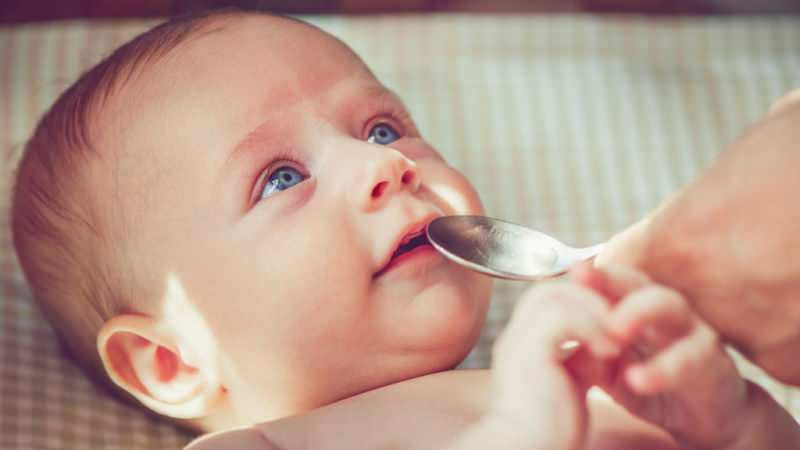 Malo by sa dieťaťu dostávať voda deťom na umelom kŕmení
