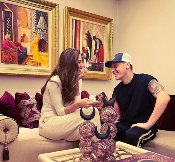 Zdieľanie, ktoré vzrušuje Mesuta Özila a jeho manželku Amine Gülşe!